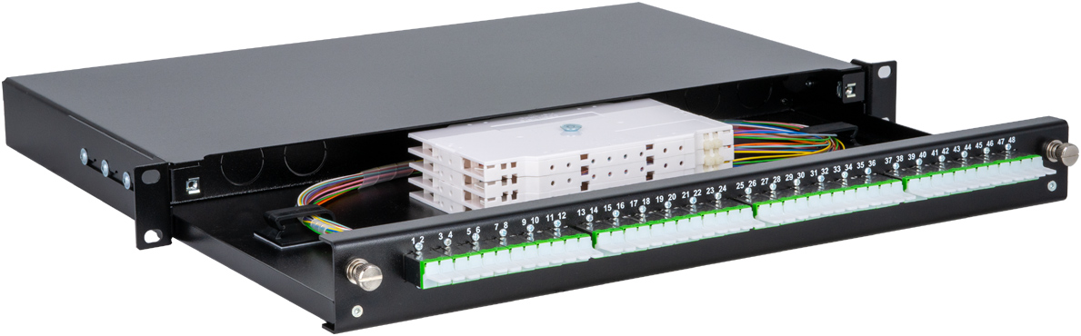Ausgezogene 1HE-Spleissbox mit Spleisskassetten und farbcodierten Pigtails, 48 nummerierte E-2000-Ports