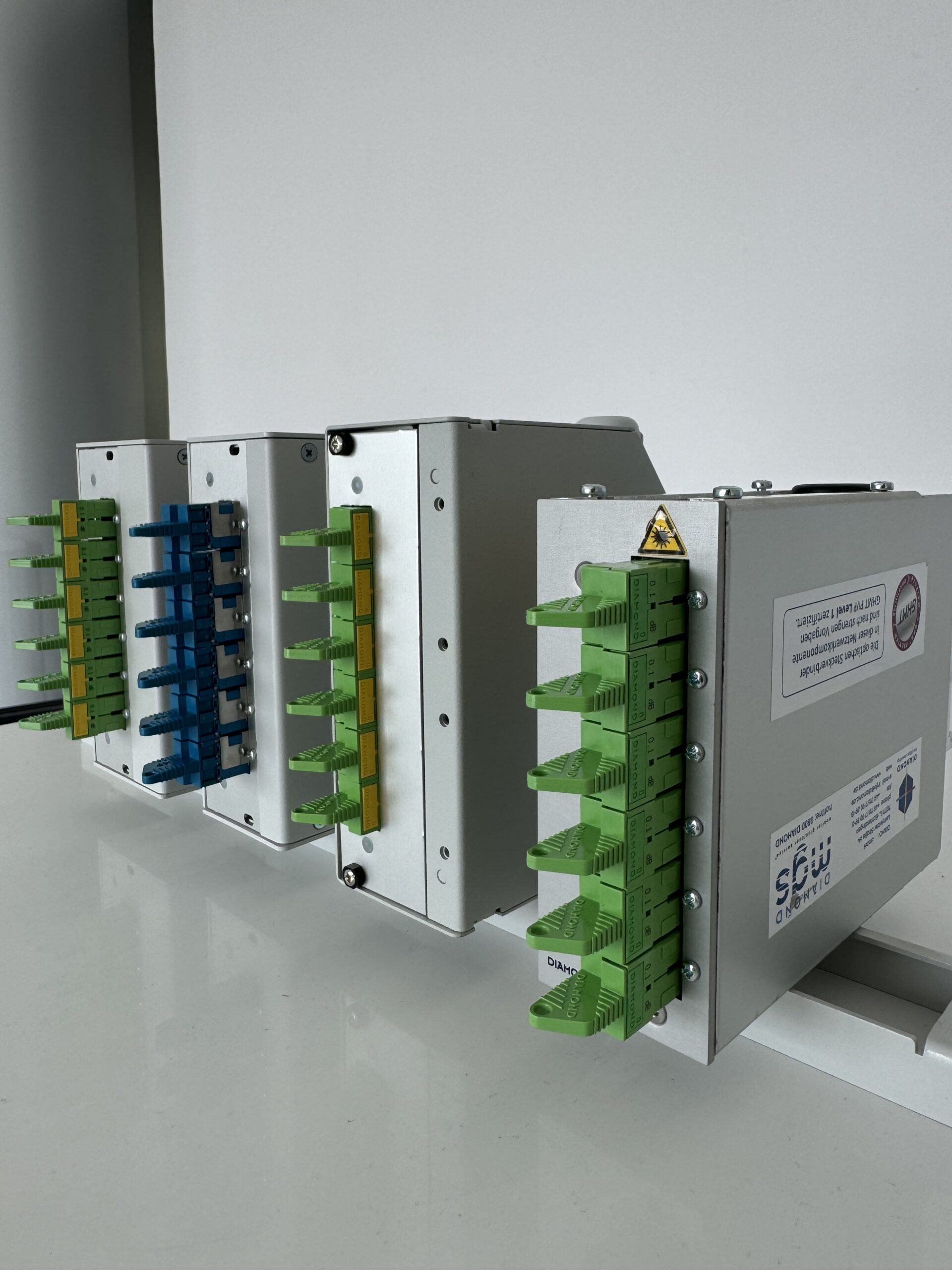 RailConnect 7TE Hutschienenbox mit geöffnetem Deckel für einfache Glasfaser-Installation