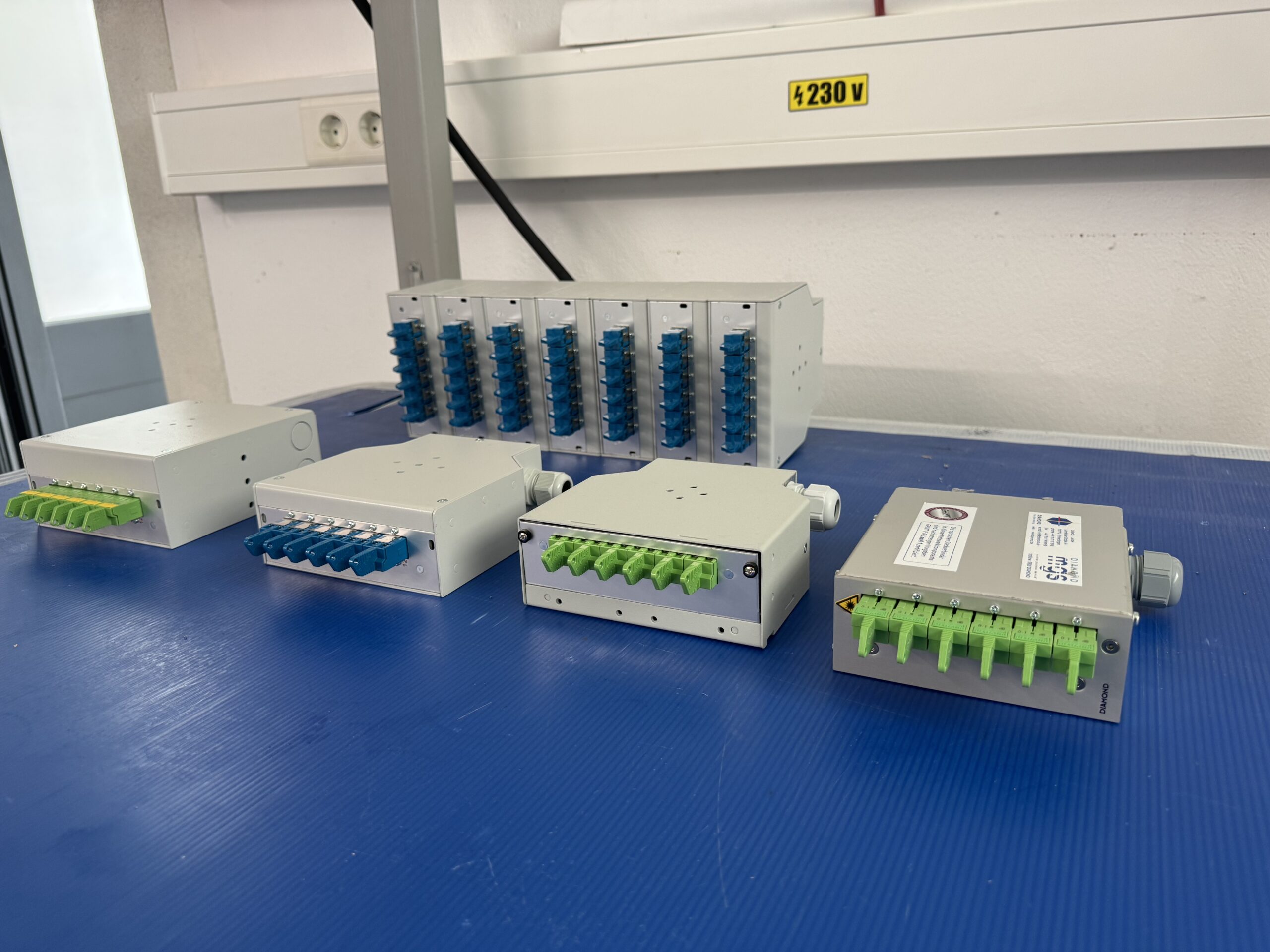 RailConnect 7TE Hutschienenbox kompakt installiert auf TH35-DIN-Rail für Industrieumgebungen