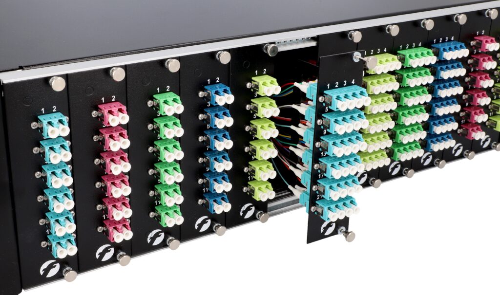 Baugruppenträger 3HE: VarioConnect vs. traditionelle Spleißgehäuse im Systemvergleich