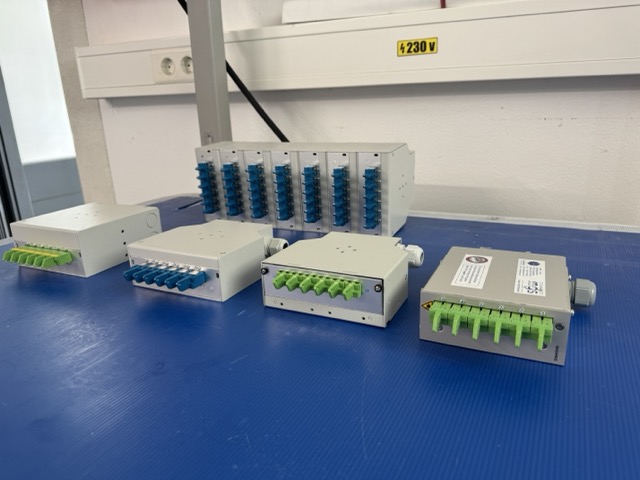 Hutschienenbox Glasfaser: Industrietaugliche Lösungen für professionelle Automatisierung
