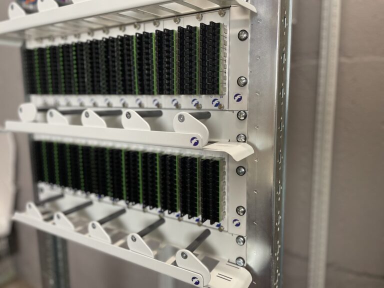 High-Density Glasfaser-Patchfeld im Rechenzentrum