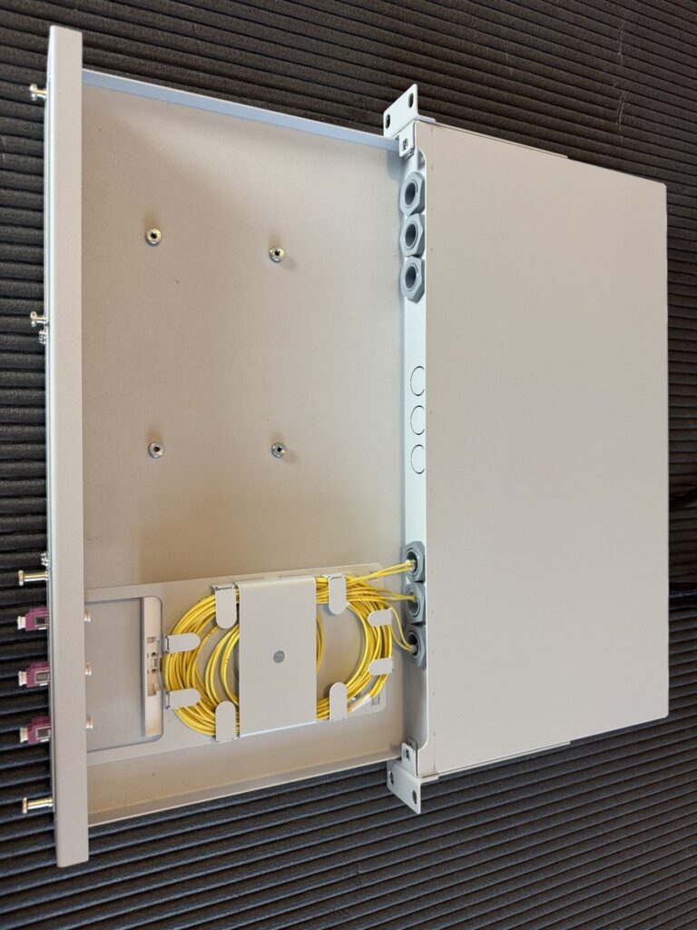 Wandverteiler Glasfaser LC OM4 Tür geöffnet