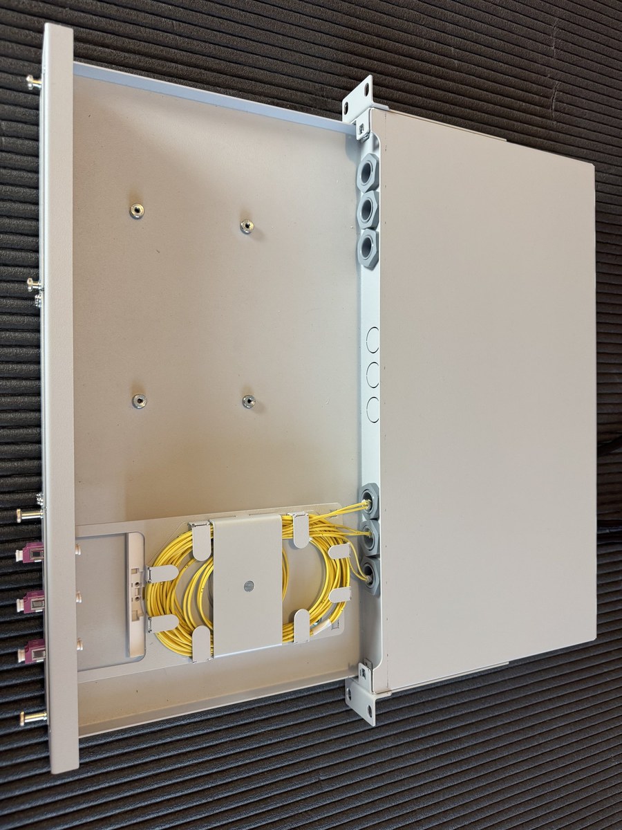 Wandverteiler Glasfaser LC OM4 Tür geöffnet
