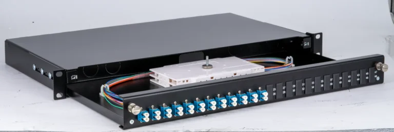 Hochdichte Spleißsysteme: SlimConnect 1HE revolutioniert die Glasfaserverteilung