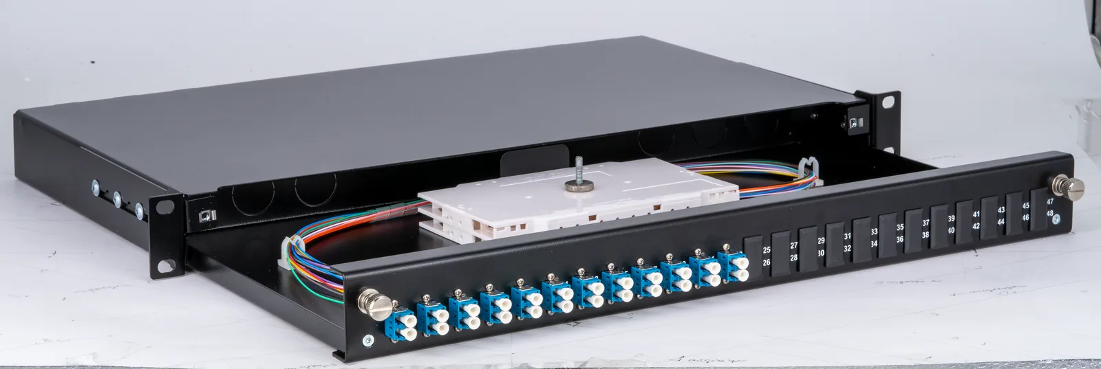 Hochdichte Spleißsysteme: SlimConnect 1HE revolutioniert die Glasfaserverteilung
