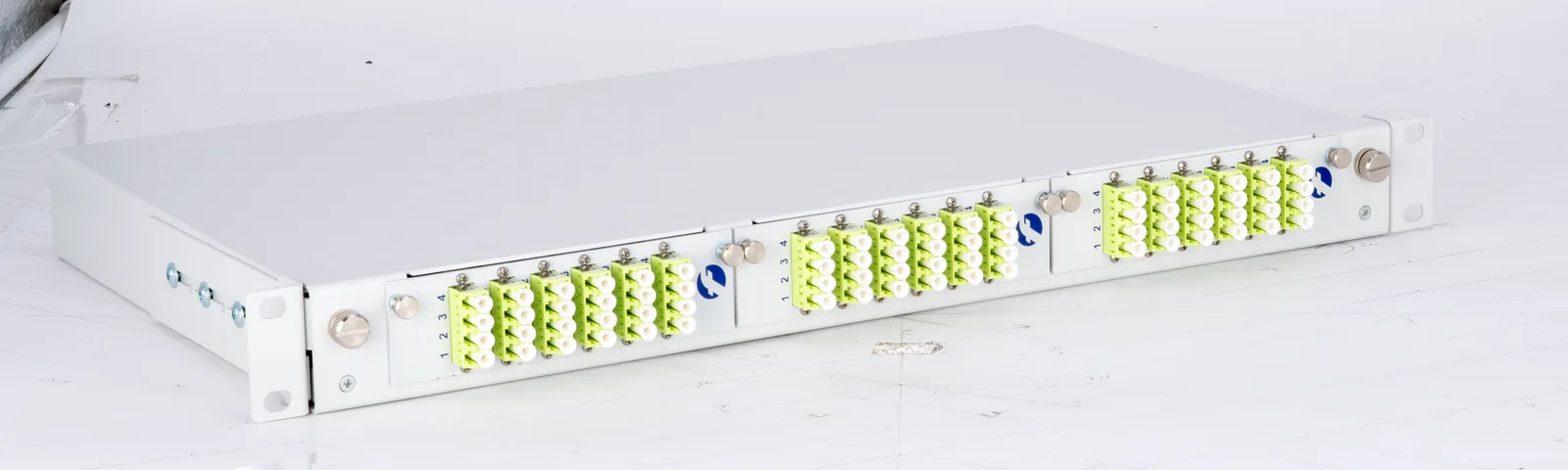 Baugruppenträger 3HE: VarioConnect vs. traditionelle Spleißgehäuse im Systemvergleich