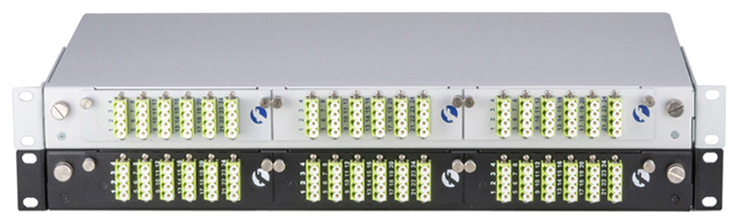 Maßgeschneiderte Glasfaserlösungen: zwei voll bestückte VarioConnect-Baugruppenträger in verschiedenen Konfigurationen
