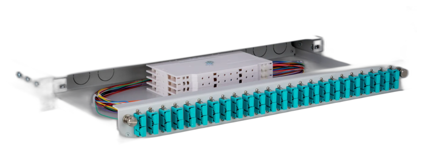 SlimConnect 1HE Spleißbox mit ausgezogener Schublade und SC-Kupplungen