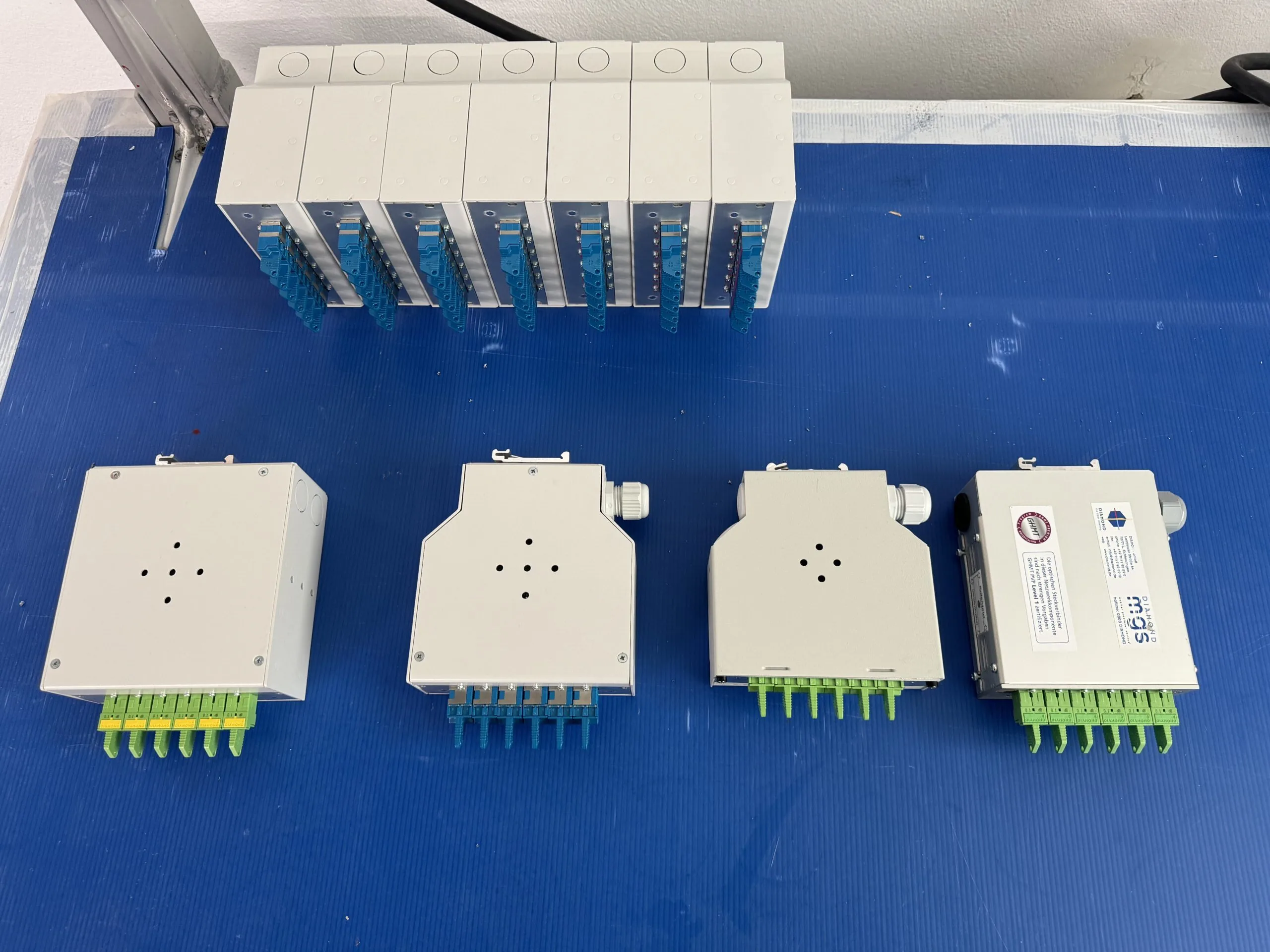 RailConnect 7HP DIN rail box detailed view of the robust design for control cabinet integration