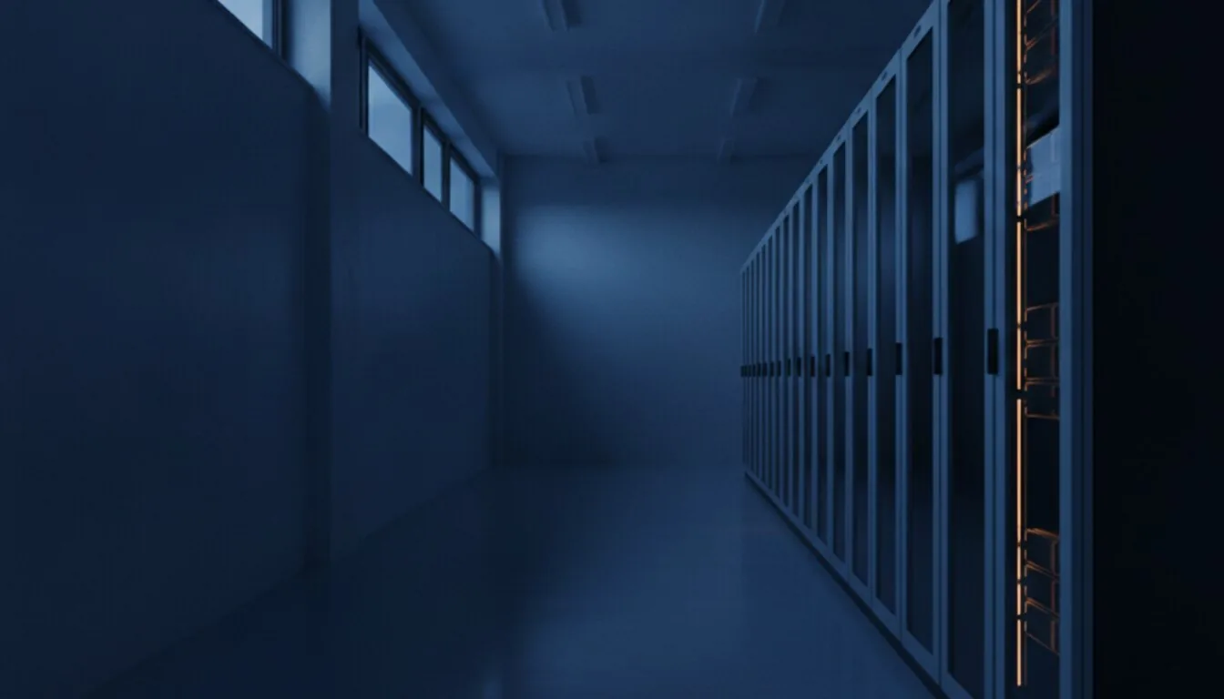 Technikhalle mit Schrankreihe rechts und Fensterband an der linken Wand im Dunst
